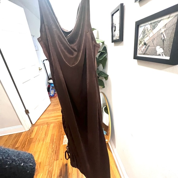 Asymmetrical satin chocolate brown adjustable side dress - Picture 4 of 4